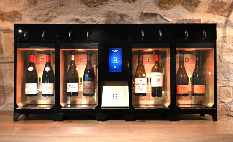 Distributeur de vin au verre Digital Digby en libre-service à l'hôtel Les 7 Fontaines à Tournus