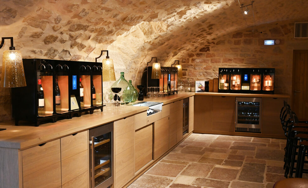 Distributeur de vin au verre Digital Digby en libre-service à l'hôtel Les 7 Fontaines à Tournus