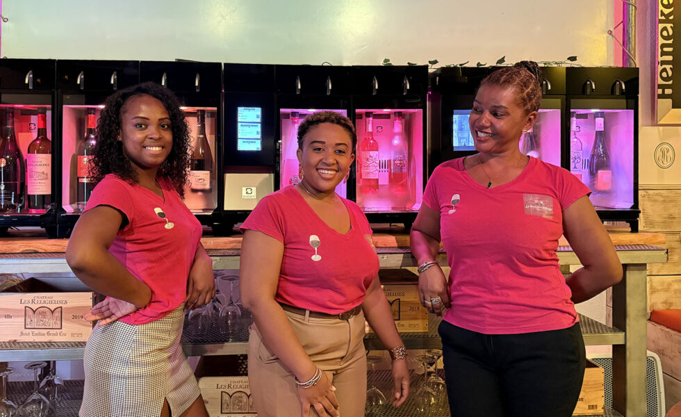 Bar à vins Le Tour du Monde à Mayotte, équipé d'une installation de distributeurs de vin au verre Digby en libre-service de la gamme Digitale