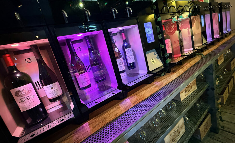 Bar à vins Le Tour du Monde à Mayotte, équipé d'une installation de distributeurs de vin au verre Digby en libre-service de la gamme Digitale