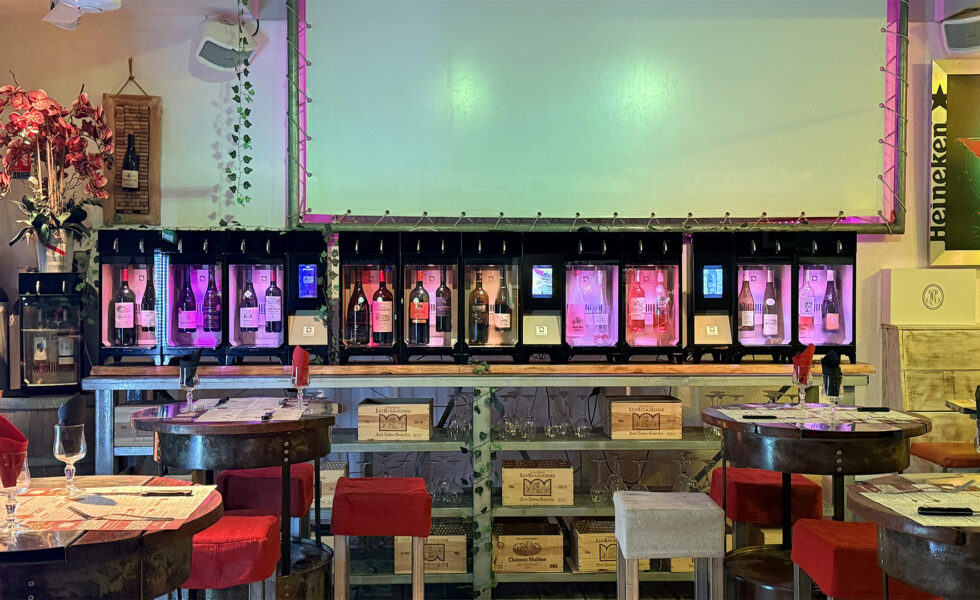 Bar à vins Le Tour du Monde à Mayotte, équipé d'une installation de distributeurs de vin au verre Digby en libre-service de la gamme Digitale
