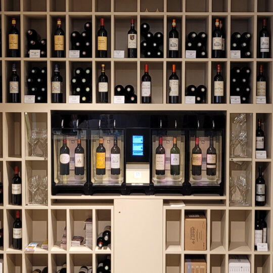Installation Digitale 8 bouteilles à la Maison du Vin de Saint-Estèphe