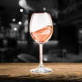 Photo d'un verre de vin rosé dans un restaurant