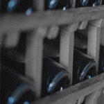 Cave à vins remplie de bouteilles qui ne sont pas servies dans le restaurant