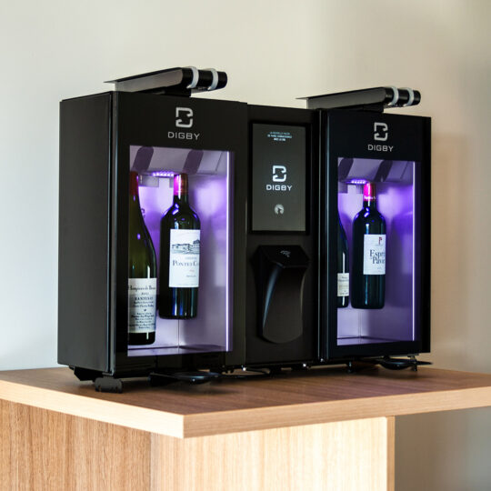 Distributeur-de-vin-au-verre-Digital-4-bouteilles-DIGBY---Showroom-2025 Distributeur de vin au verre Digital 4 bouteilles dans le showroom DIGBY