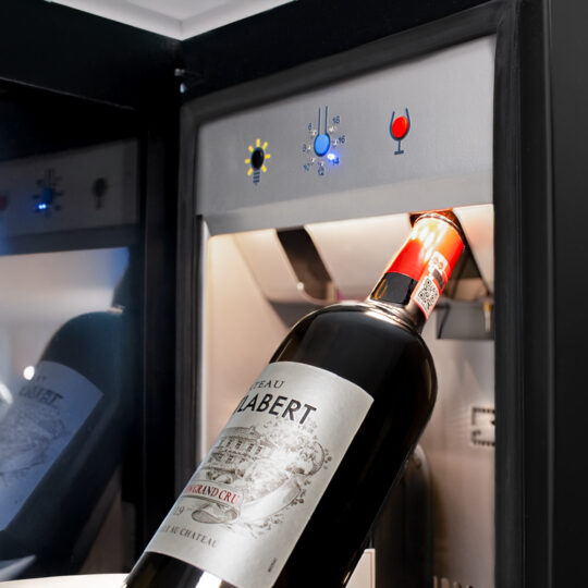 Insertion des bouteilles cave à vin 2 bouteilles DUO Sommelier