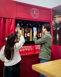 Dégustation de vins au verre proposée sur le stand de Castel Frères à l'occasion du salon professionnel PROWEIN 2026 à Düsseldorf en Allemagne
